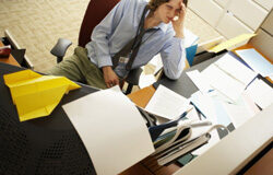 Querida Administración: tantas cosas que contarte y no sé por dónde empezar… Papeles tirados sobre el suelo.