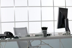 Los cinco errores clásicos de un socio director de despacho Hombre pensando sobre una mesa con un boli