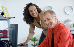 Diez consejos para abrir su propio despacho Unos ejecutivos reunidos.