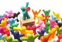 La edad como criterio (no) discriminatorio en un despido colectivo Varios muñecos reunidos y uno de ellos con un megáfono