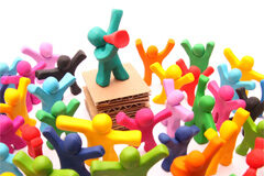 Situación del trabajador en excedencia voluntaria ante un despido colectivo Varios muñecos reunidos y uno de ellos con un megáfono