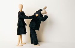 El reconocimiento de la improcedencia del despido ya no vincula al empresario Un muñeco de madera consolando a otro.