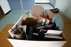 Despido disciplinario procedente vs Nulidad por vulneración del Derecho a la libertad sindical Una caja llena de los objetos personales de un despacho.