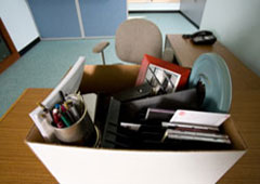 Una caja llena de los objetos personales de un despacho.