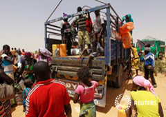 Varias personas desplazadas tras llegar a Geidam, en Nigeria, el 6 de mayo de 2015