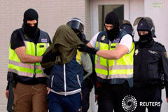 La Policía detiene a dos presuntos yihadistas en Alicante y Ceuta La policía escolta a un detenido en Ceuta el 26 de abril de 2017