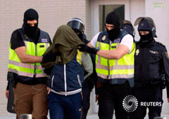 La policía escolta a un detenido en Ceuta el 26 de abril de 2017