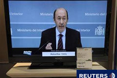 Detenidos dos presuntos etarras en Francia y España El ministro del Interior y vicepresidente primero, Alfredo Pérez Rubalcaba, aparece en televisión sobre una imagen del vídeocomunicado en el que ETA anunció el alto el fuego, en unos grandes almacenes de Bilbao, el 11 de enero de 2011.