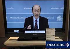 El ministro del Interior y vicepresidente primero, Alfredo Pérez Rubalcaba, aparece en televisión sobre una imagen del vídeocomunicado en el que ETA anunció el alto el fuego, en unos grandes almacenes de Bilbao, el 11 de enero de 2011.