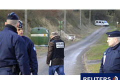 Arrestados en Francia dos presuntos jefes de ETA La policía francesa vigila la carretera que lleva a la casa donde se alojaban los cuatro supuestos etarras detenidos en Willencourt, en el norte de Francia, el 11 de marzo de 2011.