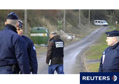 La policía francesa vigila la carretera que lleva a la casa donde se alojaban los cuatro supuestos etarras detenidos en Willencourt, en el norte de Francia, el 11 de marzo de 2011.