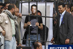 Detienen al ex presidente egipcio Mubarak, según la TV Manifestantes se ríen mientras otros se pone una máscara con la imagen del derrocado Mubarak durante un simulacro de juicio en la Plaza Tahrir, el 8 de abril de 2011.