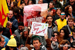 El expresidente catalán Carles Puigdemont es detenido en Alemania Imagen de gente protestando después de que el expresidente catalán Carles Puigdemont fuera detenido en Alemania durante una manifestación convocada por asociaciones proindependencia en Barcelona, España, el 25 de marzo de 2018