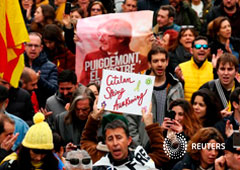 Imagen de gente protestando después de que el expresidente catalán Carles Puigdemont fuera detenido en Alemania durante una manifestación convocada por asociaciones proindependencia en Barcelona, España, el 25 de marzo de 2018