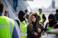 Detenidas 4 personas por relación con red de envío de yihadistas a Siria Una mujer residente en España que presuntamente pretendía unirse al Estado Islámico y que fue detenida en el aeropuerto de Barcelona el pasado 8 de marzo, según una foto distribuida por la Guardia Civil