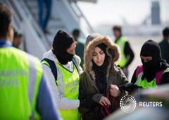 Una mujer residente en España que presuntamente pretendía unirse al Estado Islámico y que fue detenida en el aeropuerto de Barcelona el pasado 8 de marzo, según una foto distribuida por la Guardia Civil