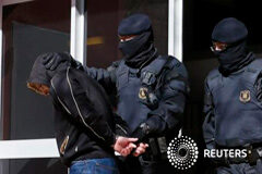 Nueve detenidos en Cataluña en una operación contra el yihadismo La policía escolta a un sospechoso detenido en un bloque de pisos durante la operación, en Sabadell, el 8 de abril de 2015