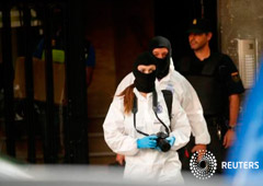 Agentes de policía en una operación anti-yihadista en Madrid el 21 de junio de 2017