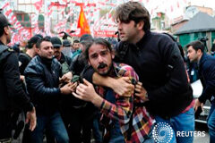 La policía turca detiene a 200 manifestantes en la marcha del Día del Trabajo Un policía de paisano detiene a un manifestante que intentaba entrar en la plaza de Taksim, en el barrio de Besiktas, Estambul, 1 de mayo de 2016