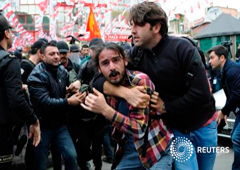 Un policía de paisano detiene a un manifestante que intentaba entrar en la plaza de Taksim, en el barrio de Besiktas, Estambul, 1 de mayo de 2016