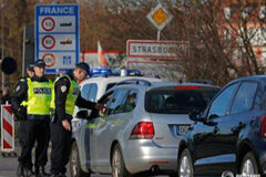 La Policía francesa detiene a 23 personas en relación con los atentados La policía francesa durante un control en la frontera en Estrasburgo, el 16 de noviembre de 2015