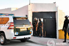 Detenidas en Ceuta dos personas por afinidad con el Estado Islámico Guardias civiles en una operación en la que detuvieron a dos personas por vínculos con el Estado Islámico, en Ceuta, el 13 de enero de 2017