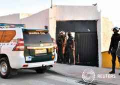 Guardias civiles en una operación en la que detuvieron a dos personas por vínculos con el Estado Islámico, en Ceuta, el 13 de enero de 2017