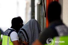 Tres detenidos en Madrid vinculados al EI dispuestos a atentar Imagen de archivo de una detención en la provincia de Madrid el pasado 25 de agosto dentro de una operación conjunta con Marruecos contra una presunta red de captación de yihadistas