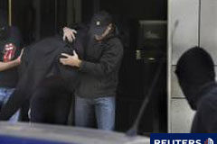 Al menos 10 detenidos en una operación contra Segi, según medios Uno de los detenidos de la operación Segi es conducido a comisaria por la policía