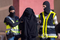 Detenidos en España ocho presuntos yihadistas Policías enmascarados llevan a una mujer detenida en una operación antiyihadista en Melilla, el 16 de diciembre de 2014