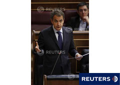 Imagen del presidente del Gobierno, José Luis Rodríguez Zapatero, respondiendo a una pregunta durante la sesión de control semanal al Gobierno en el Congreso de los Diputados de Madrid el 15 de junio.