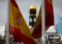 La cúpula del Banco de España entre banderas de España en el centro de Madrid el 19 de junio de 2013