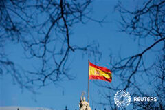 El Tesoro coloca deuda por encima del objetivo máximo Una bandera de España en Madrid el 13 de marzo de 2013