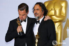 El mexicano González Iñárritu gana su segundo Oscar; «Spotlight», mejor película Leonardo DiCaprio, ganador del Oscar a mejor actor por su papel en "El renacido", y González Iñárritu (derecha) posan con sus galardones en el backstage de los premios de la Academia en Hollywood, Estados Unidos, el 28 de febrero del 2016