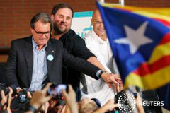 Los independentistas tomarán las calles en la Diada a pocos días de las elecciones De izquierda a derecha, el presidente de la Generalitat, Artur Mas, Oriol Junqueras, y Raul Romeva, delante de una bandera catalana independentista durante la presentación de los candidatos de la coalición soberanista Junts pel Si en el centro de Barcelon