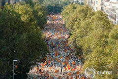 El presidente catalán dice que sólo convocará un referéndum si es vinculante Una multitud con banderas esteladas recorre el centro de Barcelona durante la celebración de la Diada el 11 de septiembre. de 2016