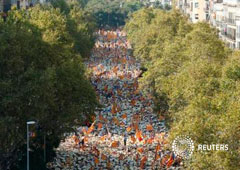 Una multitud con banderas esteladas recorre el centro de Barcelona durante la celebración de la Diada el 11 de septiembre. de 2016