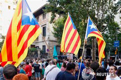 Cataluña expone su aspiración independentista con una enorme cadena humana Una protesta con banderas independentistas catalanas pide la dimisión del presidente español Mariano Rajoy, fuera de la Delegación del Gobierno en Cataluña, en Barcelona, el 15 de julio de 2013