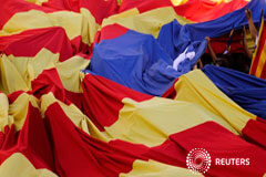 La Fiscalía ordena citar a los más de 700 alcaldes que apoyan el referéndum catalán Personas llevando una bandera independentista catalana gigante durante la Diada, en Barcelona, el 11 de septiembre de 2017