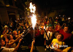 Un grupo de personas enciende antorchas en vísperas de la Diada en el centro de Barcelona, el 10 de septiembre de 2014 Un grupo de personas enciende antorchas en vísperas de la Diada en el centro de Barcelona, el 10 de septiembre de 2014