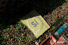 Cientos de miles de personas marchan en la Diada por la independencia de Cataluña Un "sí" gigante llevado por la multitud por las calles de Barcelona el 11 de septiembre de 2017