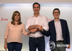 Sánchez, en el centro, junto a los otros dos candidatos tras conocerse los resultados: Susana Díaz (izquierda) y Patxi López, Madrid, 21 mayo 2017