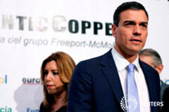 El PSOE busca su camino tratando de evitar una fractura Díaz (izquierda) y Sánchez en un acto en Sevilla, 7 de junio de 2016
