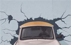 CRONOLOGIA-Surgimiento y caída del Muro de Berlín Un hombre contempla una de las pintadas restauradas en el trozo má grande que queda del muro, el East Side Gallery, en la capital alemana, el 8 de noviembre.