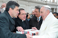 Los profesores Antonio Viana y Javier Otaduy entregan al Papa Francisco el Diccionario General de Derecho Canónico Momento de la entrega del Diccionario Canónico