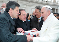 Momento de la entrega del Diccionario Canónico Momento de la entrega del Diccionario Canónico