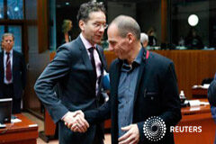 Grecia pedirá una ampliación del crédito el miércoles El ministro holandés de Finanzas y presidente del Eurogrupo, Jeroen Dijsselbloem, estrecha la mano del ministro griego de Finanzas, Yanis Varoufakis (D), durante la reunión del Eurogrupo en Bruselas, el 17 de febrero de 2015