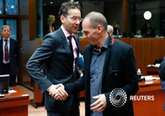 El ministro holandés de Finanzas y presidente del Eurogrupo, Jeroen Dijsselbloem, estrecha la mano del ministro griego de Finanzas, Yanis Varoufakis (D), durante la reunión del Eurogrupo en Bruselas, el 17 de febrero de 2015