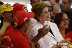Rousseff se esfuerza para mantener unida la coalición de gobierno en Brasil La presidenta de Brasil Dilma Rousseff con seguidores tras anunciar el tercer tramos de un programa de vivienda gubernamental en el Palacio Planalto en Brasilia, Brasil, el 30 de marzo de 2016