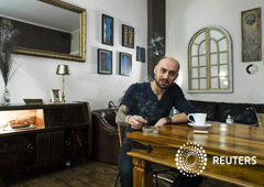Dimitri Nikolaev Grigorov un búgaro que creció en Barcelona posa en su café del distrito Friedrichshain de Berlín